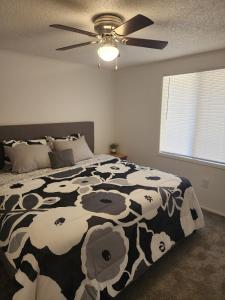 Giường trong phòng chung tại 1st Floor, Quiet, Mayo Clinic, 7 Minutes to Beach