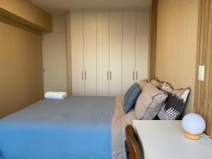 una camera da letto con un letto grande e un tavolo di Apartment with a view of San Isidro a Lima Altre 27 foto