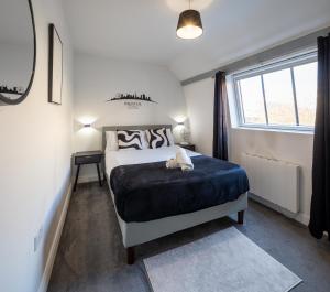 a bedroom with a bed with a teddy bear on it at Stylish, Spacious 1 Bedroom Apartment, central in Bristol