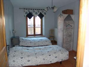 Postel nebo postele na pokoji v ubytování Maison de Caractère 14ème Siècle, 6 Pers., Grand Jardin & Cheminée, Près de Nancy et Verdun - FR-1-585-46 + 9 fotografií