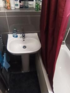 Ένα μπάνιο στο AwayHome Guest Rooms +4 φωτογραφίες