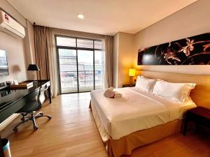 Postel nebo postele na pokoji v ubytování ASIA MELAKA HOTEL managed by The Straits Hotel & Suites 马六甲亚逸酒店