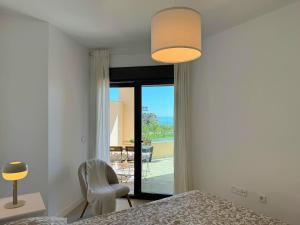 Ένα ή περισσότερα κρεβάτια σε δωμάτιο στο 1º línea de playa con vistas, piscina & parking +34 φωτογραφίες