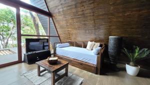 Μια τηλεόραση ή/και κέντρο ψυχαγωγίας στο The Love Triangle - Glamping at Karuna El Nido