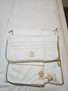 a bed with white towels and a bag on it at Zentrale & gemütliche Wohnung in Wolfsburg in Wolfsburg