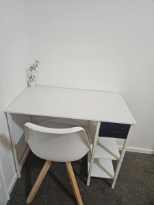 a white desk with a white chair next to it at Zentrale & gemütliche Wohnung in Wolfsburg in Wolfsburg