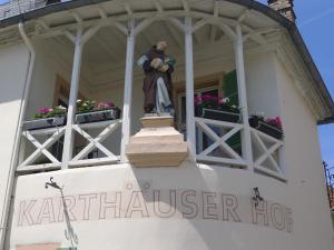 une statue d'un homme sur le côté d'un bâtiment dans l'établissement Hotel Karthäuser Hof, à Flörsheim am Main