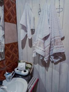 a bathroom with a sink and a toilet and towels at Lauro Muller, Rancho Queimado in Louro Müller