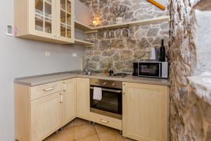Η κουζίνα ή μικρή κουζίνα στο Apartments with parking space Gata, Omis - 6033