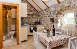 Η κουζίνα ή μικρή κουζίνα στο Apartments with parking space Gata, Omis - 6033