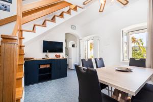 a kitchen and dining room with a table and chairs at Seaside family friendly house with a swimming pool Drvenik Veliki, Drvenik - 22085 in Veliki Drvenik
