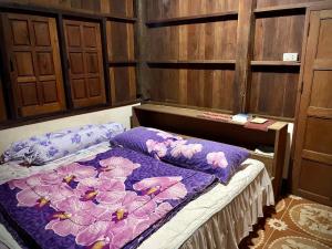 Ένα ή περισσότερα κρεβάτια σε δωμάτιο στο Joyful Haven Home