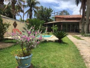una casa con jardín y piscina en Pousada Flor da Chapada e Operadora de Turismo Chapada Expeditions, en Chapada dos Guimarães