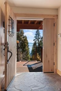 eine offene Tür mit Blick auf ein Deck in der Unterkunft Bella Casa - North Lake Tahoe in Tahoe City