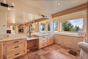 ein Badezimmer mit zwei Waschbecken und einem großen Fenster in der Unterkunft Bella Casa - North Lake Tahoe in Tahoe City + 71 Fotos