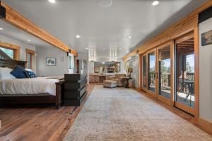 ein Schlafzimmer mit großem Bett und Balkon in der Unterkunft Bella Casa - North Lake Tahoe in Tahoe City