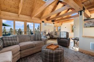 ein Wohnzimmer mit Sofa und Fernseher in der Unterkunft Bella Casa - North Lake Tahoe in Tahoe City