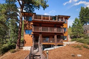 ein Baumhaus mit einer umlaufenden Terrasse in der Unterkunft Bella Casa - North Lake Tahoe in Tahoe City
