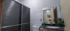 Un baño con inodoro, lavabo y ducha. en Pousada Flor da Chapada e Operadora de Turismo Chapada Expeditions, en Chapada dos Guimarães 23 fotos más