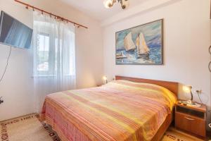 En eller flere senge i et værelse på Seaside holiday house Pucisca, Brac - 14003