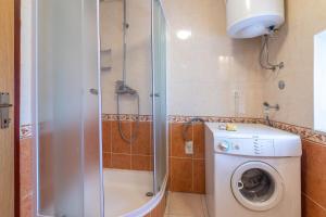 Et badeværelse på Seaside holiday house Pucisca, Brac - 14003