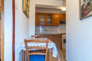 Køkken eller tekøkken på Seaside holiday house Pucisca, Brac - 14003 + 17 billeder