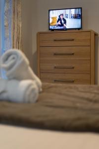 Una televisión o centro de entretenimiento en Urban Luxury Flat Centre 18 fotos más