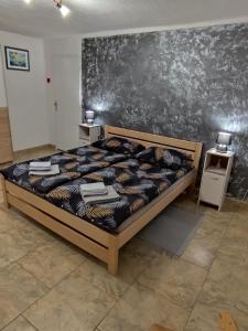 オグリンにあるApartments for families with children Hreljin Ogulinski, Gorski kotar - 24798の壁に黒板が敷かれた部屋のベッド1台分です。 +15枚の写真