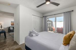 Postel nebo postele na pokoji v ubytování Blue Abode - Old Town Scottsdale - Pool &BBQ Grill + 56 fotografií