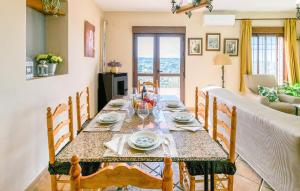 ein Esszimmer mit Tisch und Couch in der Unterkunft Amazing Home In Villanueva Del Rey in Villanueva del Rey