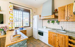 eine Küche mit Spüle und einem weißen Kühlschrank in der Unterkunft Amazing Home In Villanueva Del Rey in Villanueva del Rey