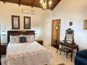 Postel nebo postele na pokoji v ubytování Casarão Coimbra Pousada Colonial + 112 fotografií