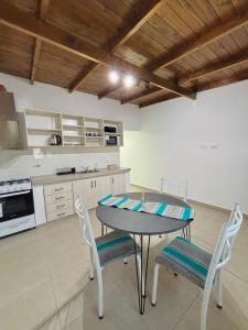 una cucina con un tavolo e sedie in una stanza di Complejo Malagi a Barrio Félix U Camet