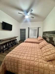 Ένα ή περισσότερα κρεβάτια σε δωμάτιο στο Hotel Cuatro Palmas +6 φωτογραφίες