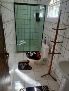 a bathroom with a shower and a toilet and a sink at Beleza de Angra Apartamento Aconchegante in Angra dos Reis +38 photos