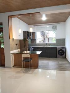 Η κουζίνα ή μικρή κουζίνα στο Shalom breaze