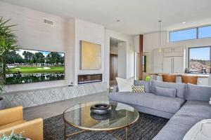 een woonkamer met een bank en een tafel bij Fox Suite - Downtown Views - 12 South in Fountain Hills