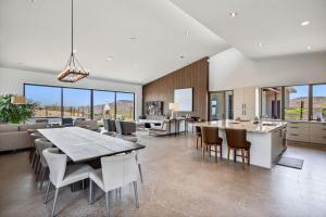 een grote woonkamer met een tafel en stoelen bij Fox Suite - Downtown Views - 12 South in Fountain Hills