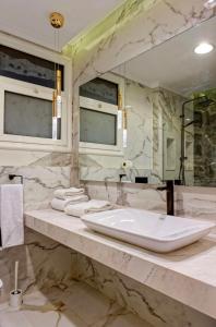 Ένα μπάνιο στο Luxury Nile View Stays in Maadi +21 φωτογραφίες