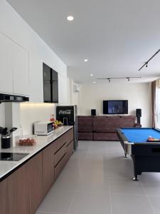 Kuchyň nebo kuchyňský kout v ubytování วันทน่า พูลวิลล่า เนินมะปราง