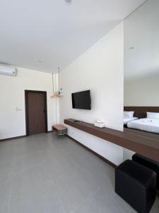 TV a/nebo společenská místnost v ubytování วันทน่า พูลวิลล่า เนินมะปราง