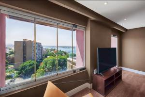 Μια τηλεόραση ή/και κέντρο ψυχαγωγίας στο Luxury Nile View Stays in Maadi