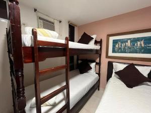 2 literas en una habitación con 2 camas en Hermosa Vista al Mar en Rodadero, en Gaira