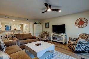 Χώρος καθιστικού στο Updated luxury two bedroom The Greens Condo New Baths walk in shower Nice Kitchen Golf Views