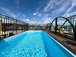 ein großes Schwimmbad auf einem Gebäude in der Unterkunft Studio Novo e Completo Próx. Faculdade e Shoppings in Limeiro