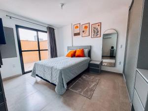 ein Schlafzimmer mit einem Bett und einem großen Spiegel in der Unterkunft Studio Novo e Completo Próx. Faculdade e Shoppings in Limeiro