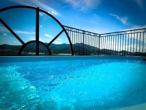 Blick auf einen Pool mit blauem Wasser in der Unterkunft Studio Novo e Completo Próx. Faculdade e Shoppings in Limeiro + 14 Fotos