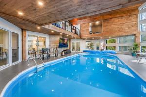 Πισίνα στο ή κοντά στο Heated Pool in Scenic Trails Woodland Pavilion