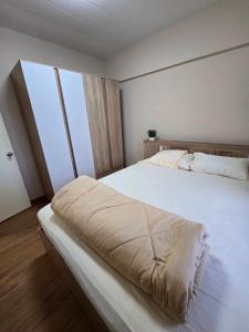 a bedroom with a large white bed with a large window at Cactus 2024 - 2 Bedroom 