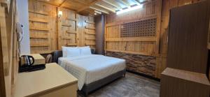 En eller flere senge i et værelse på Hola Hotel